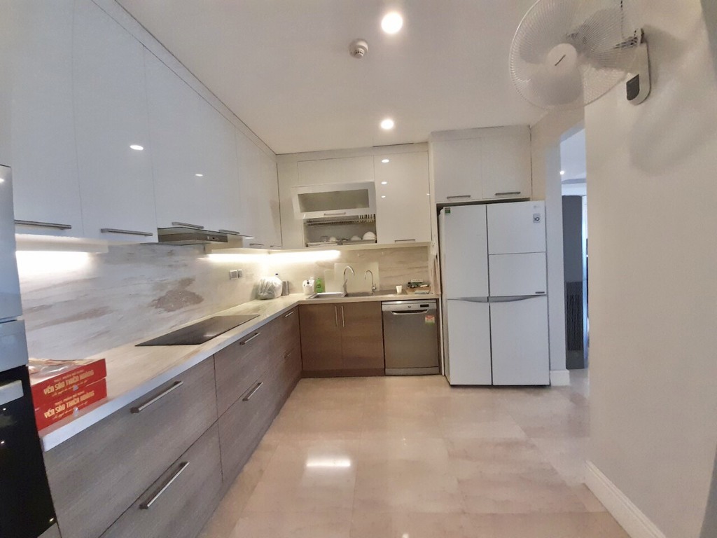 Beautiful golf-view apartment for rent in L2 Ciputra 9