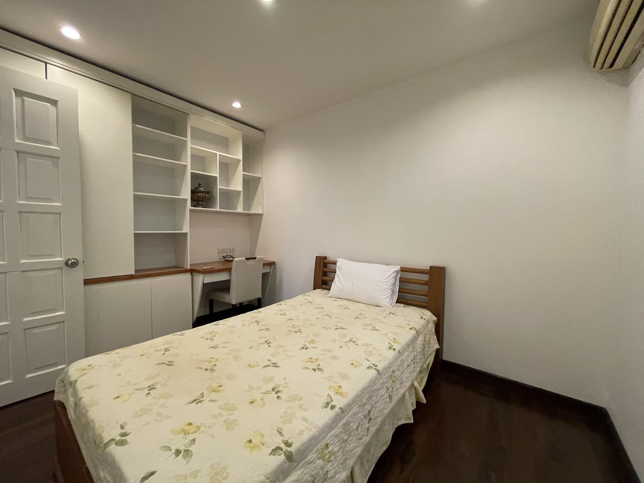 Glamorous 3-bedroom apartment in G3 Ciputra for rent 10