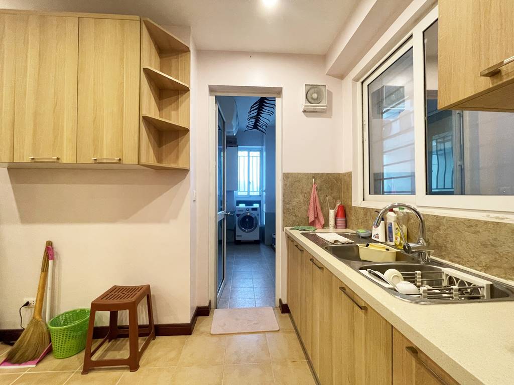 Nice 4 - bedroom apartment in E4 Ciputra for rent 14