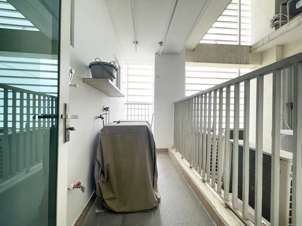 Spacious 3 - bedroom apartment to rent in L2 Ciputra 17