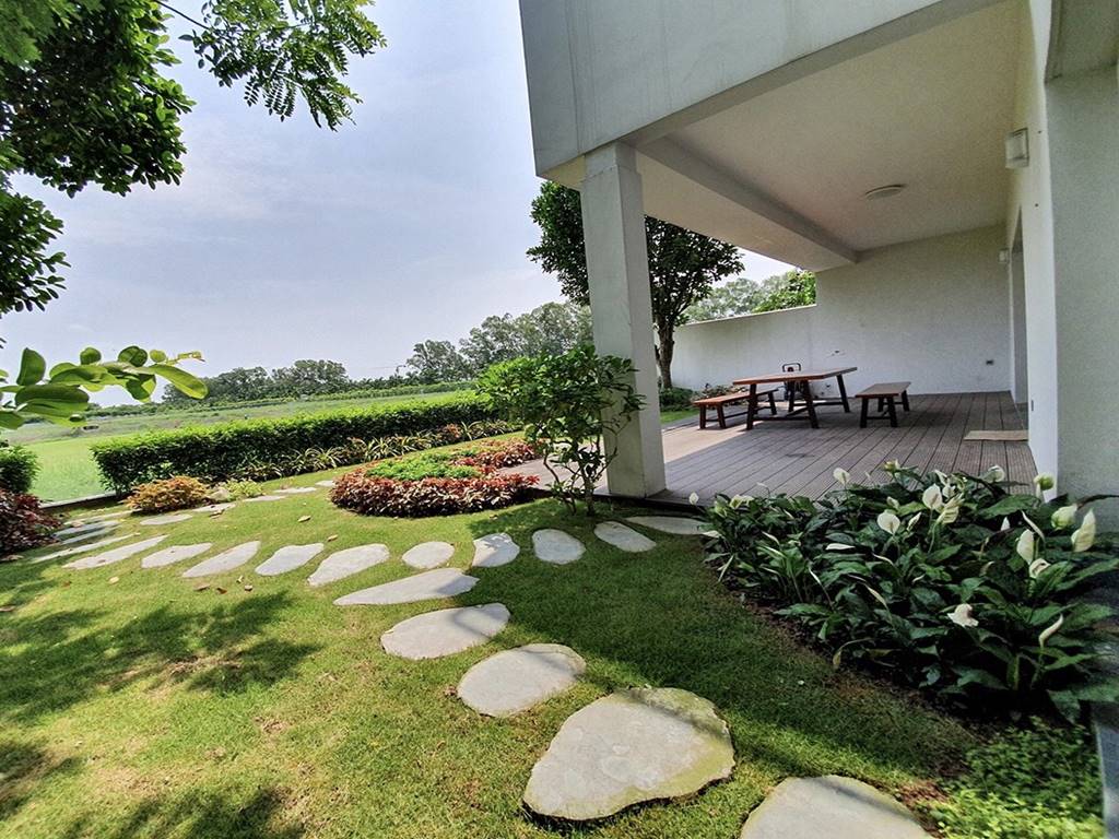 Amazing garden villa in Q Ciputra for rent overlooking golf course 30