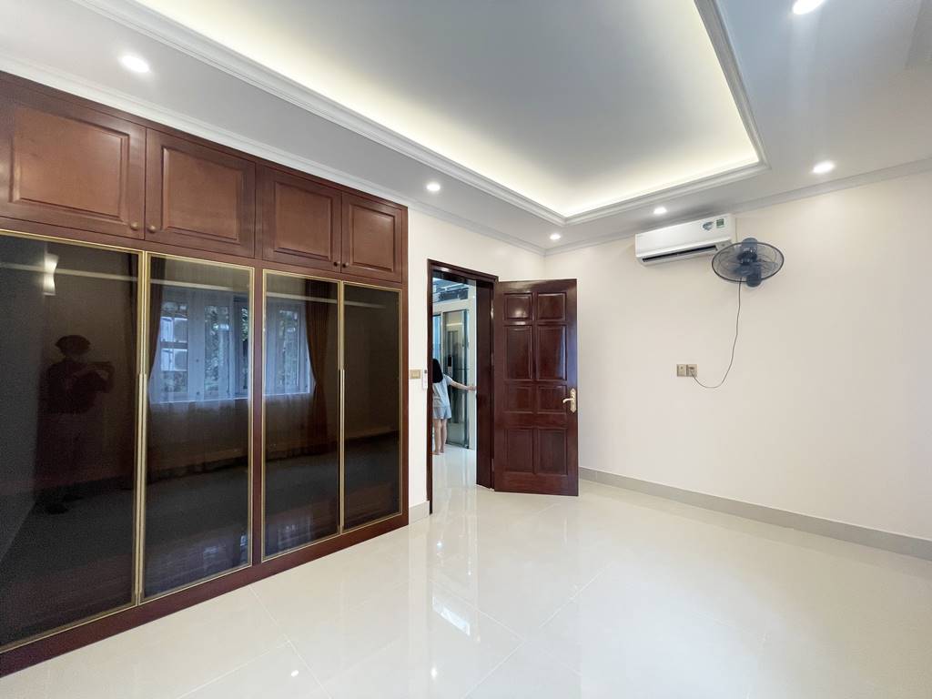 Hot villa with an elevator for rent in T5 Ciputra 11