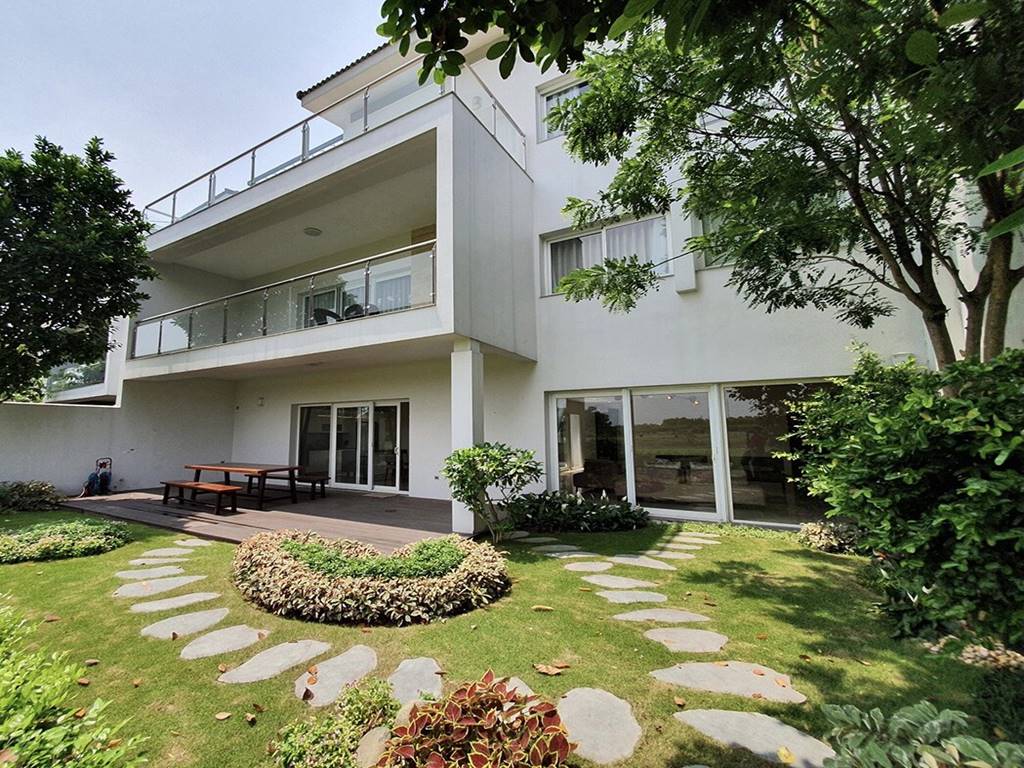 Amazing garden villa in Q Ciputra for rent overlooking golf course