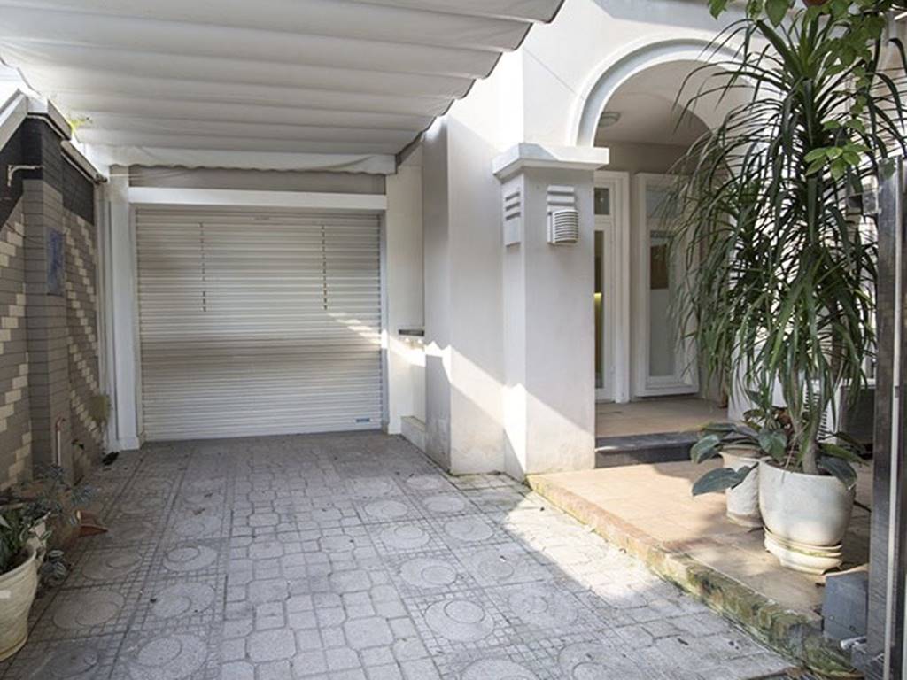 Partly furnished 140SQM villa for rent in T6 Ciputra 2