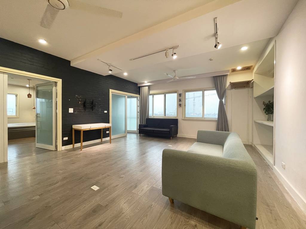 Stunning 2 - bedroom apartment in E1 Ciputra for rent 5
